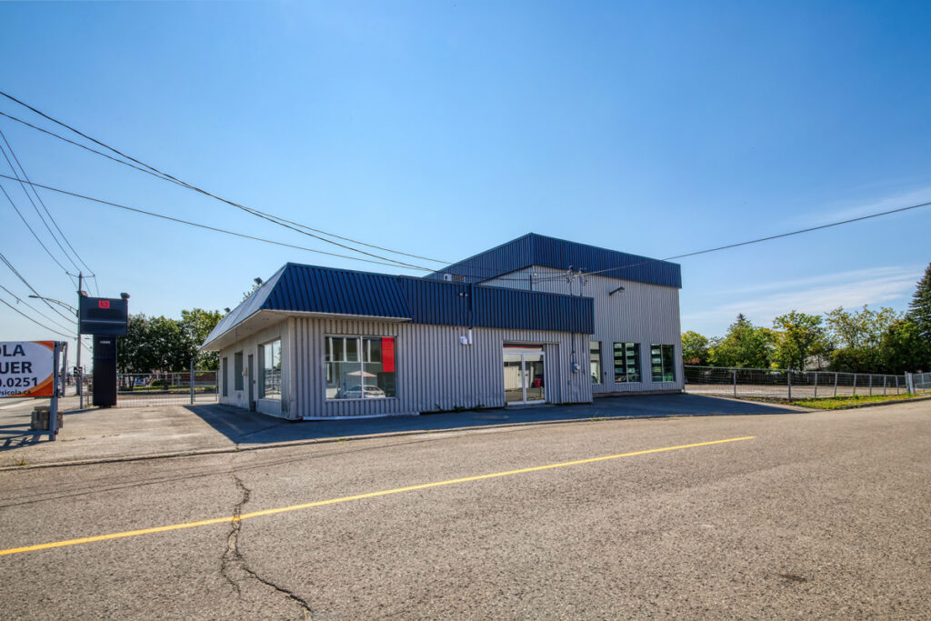 Façade du bâtiment industriel situé au 13560 boulevard Curé-Labelle à Mirabel – construction fonctionnelle en zone industrielle