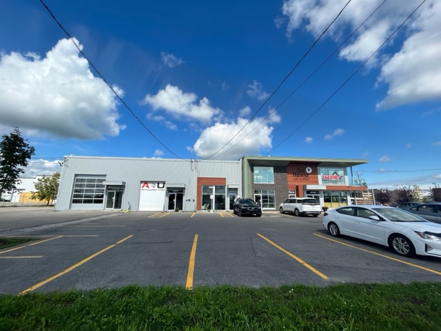 Façade extérieure des locaux commerciaux situés au 14147-14149 boulevard Curé-Labelle à Mirabel, en bordure de la route 117