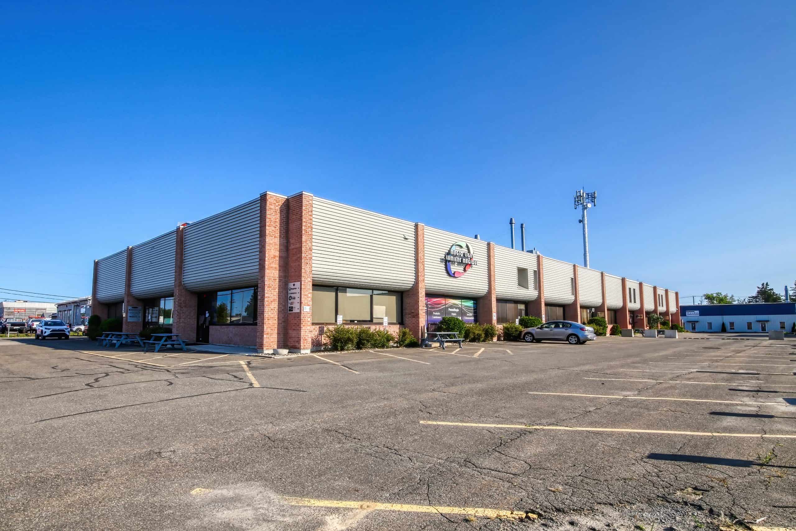 Bâtiment commercial 14163 Curé-Labelle Mirabel – Vue extérieure