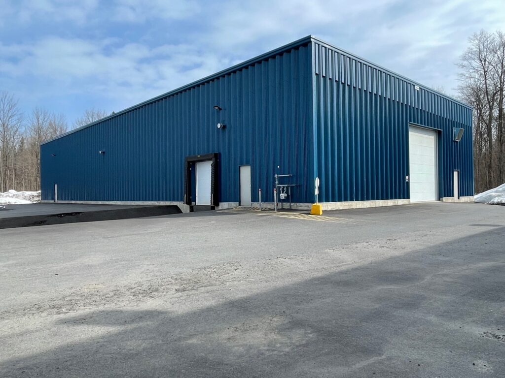 Façade du bâtiment industriel à louer – 765-A rue Christini, Lachute