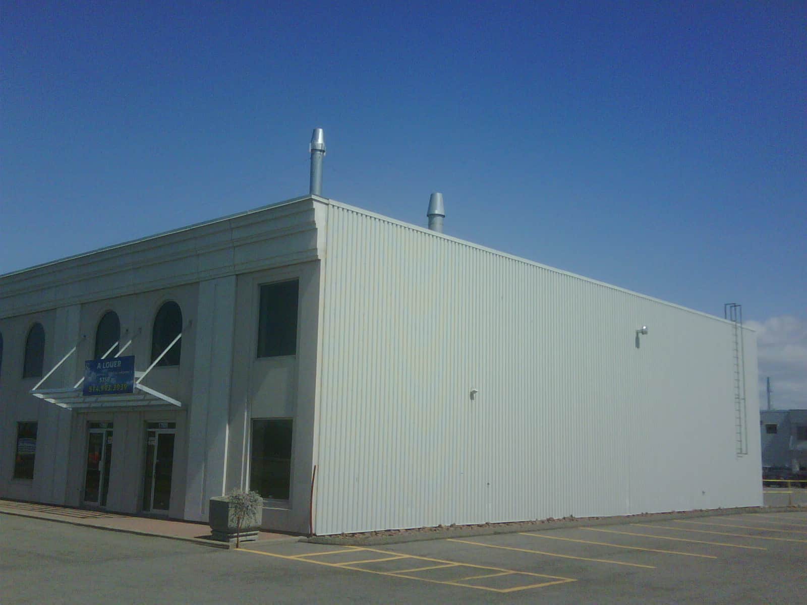 Photo-fa-ade_17000-rue-Charles-SUITE-500-SUITE-600-Mirabel-SICOLA