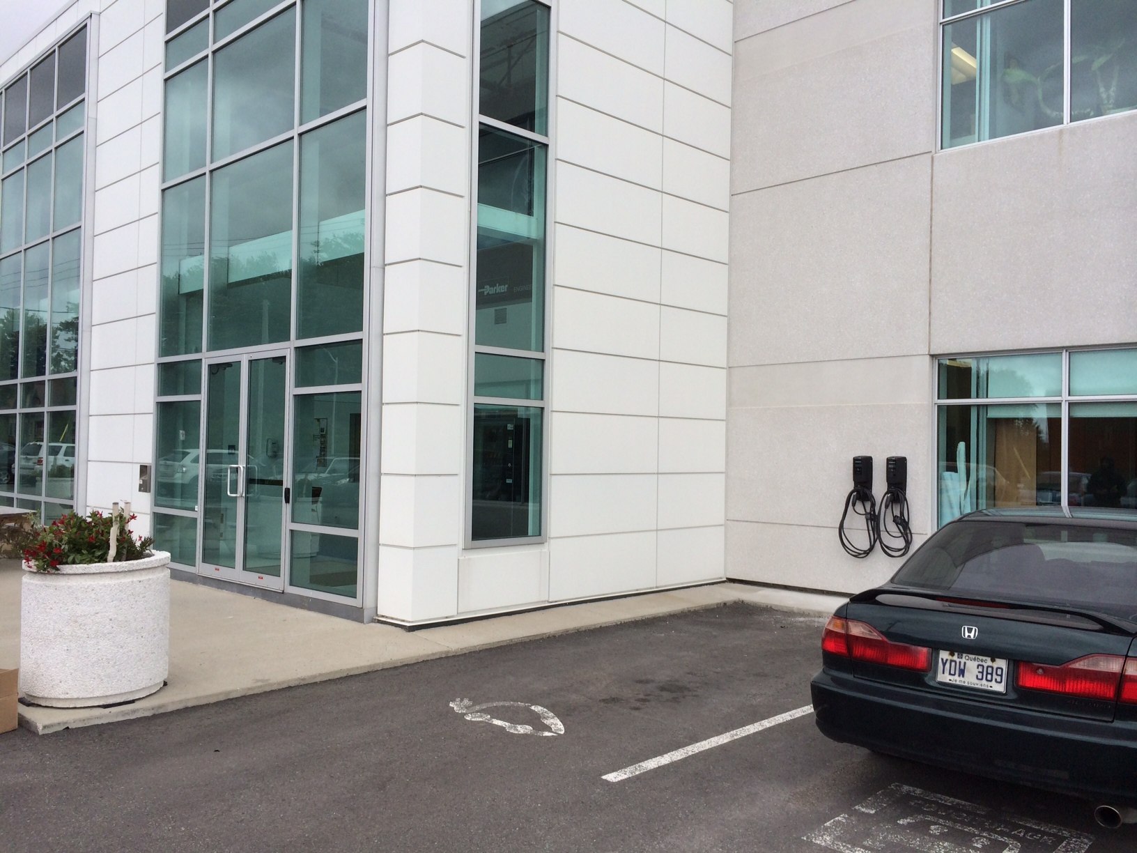 Photo_bornes-de-recharge-lectrique_12855-rue-Brault-Mirabel_22septembre2014