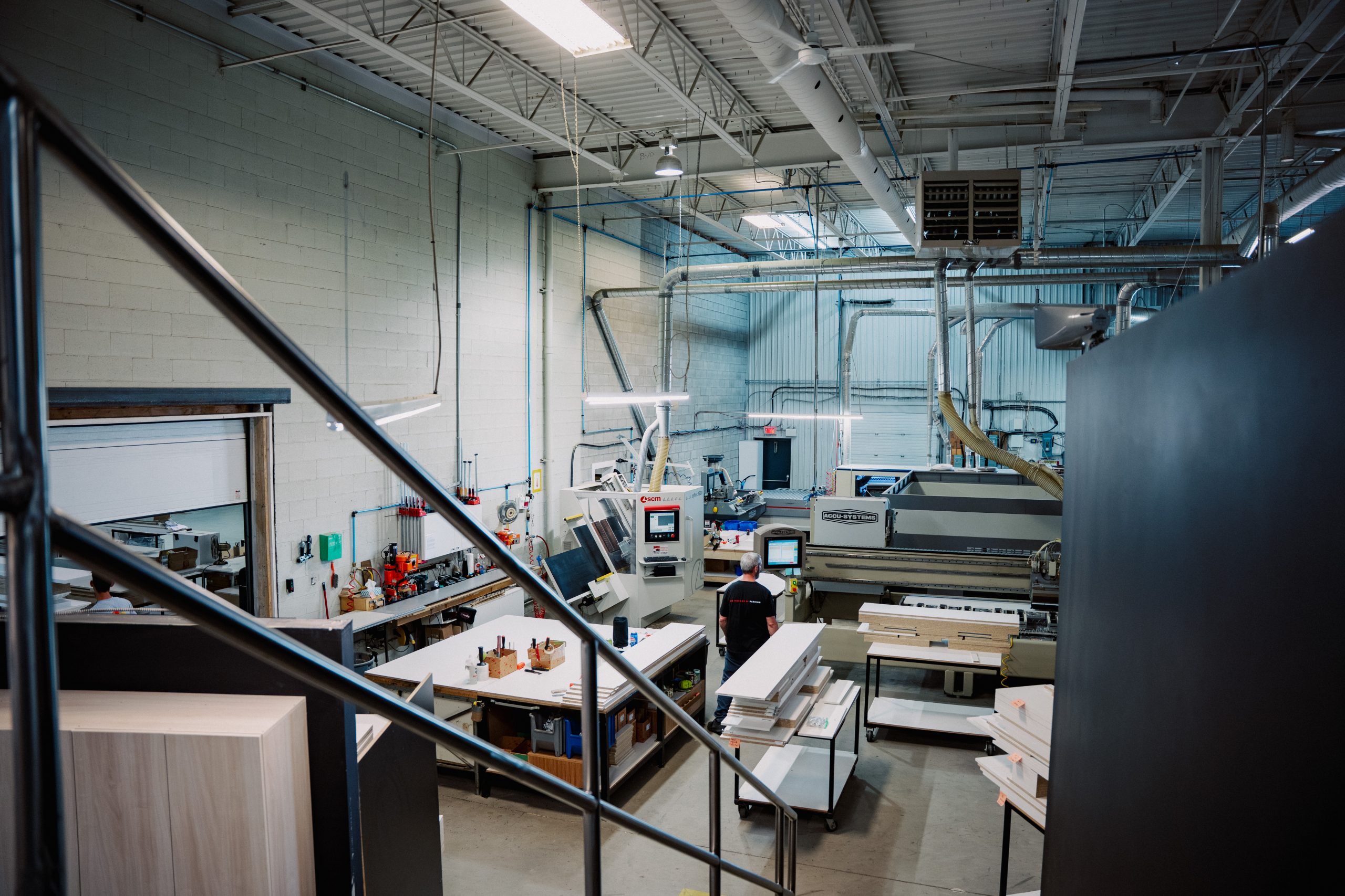 Sicola - Personnes dans un bâtiment industriel